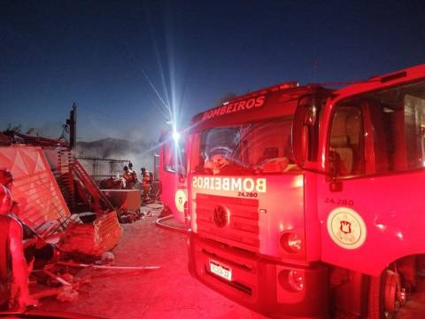 Incêndio atinge área de reciclagem no bairro Lagoa Grande, em Feira de Santana