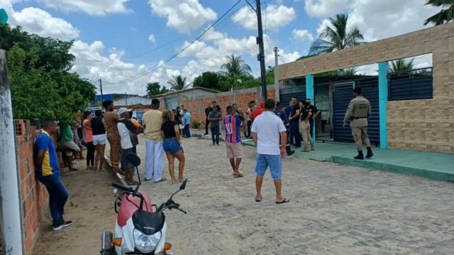 Casal é encontrado morto dentro de casa após alerta de criança em Humildes