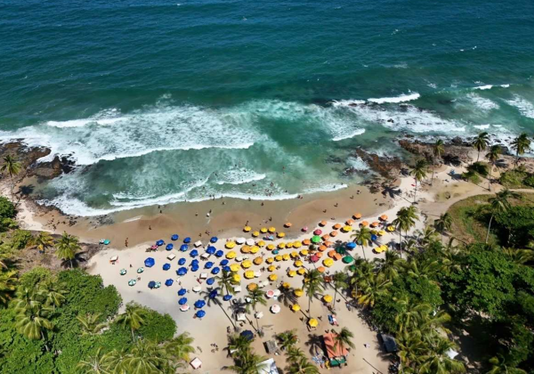 Cidade turística da Bahia proíbe exigência de consumação mínima em barracas de praia