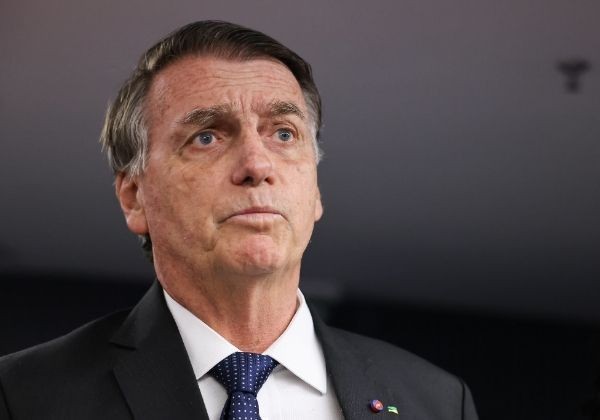 Bolsonaro sofre traumatismo cranioencefálico após queda na cela da PF