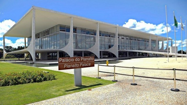 Presidente Lula sanciona lei que proíbe descontos associativos pelo INSS