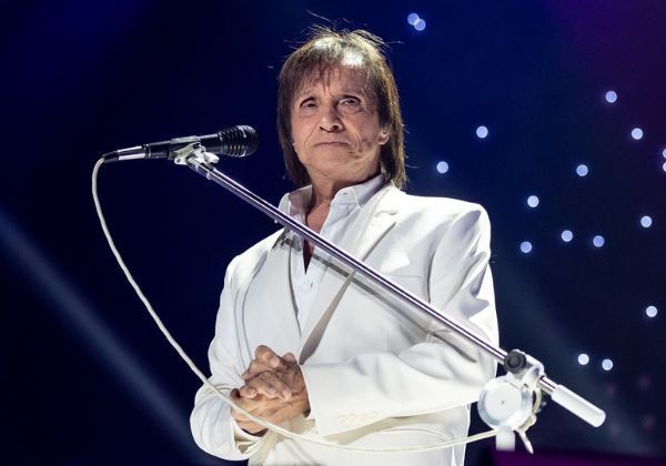 Roberto Carlos testa positivo para Covid-19; equipe atualiza estado de saúde