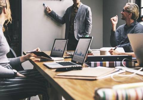 Empregos em Alta 2026: IA, saúde e eficiência operacional dominam mercado brasileiro