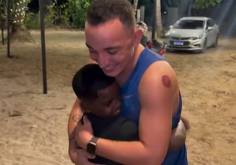 João Gomes surpreende cantor mirim baiano e entrega presente prometido