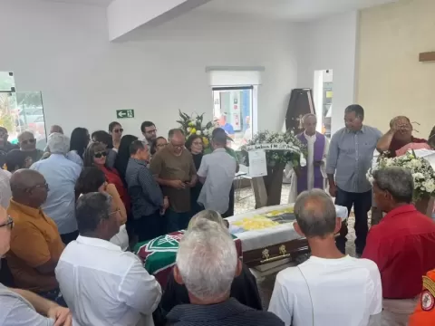 Sob forte comoção, familiares e amigos se despedem do radialista Itajay Pedra Branca, em Feira de Santana