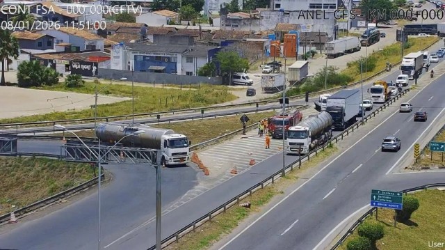 Vazamento de produto químico inflamável interdita trecho da BR-324 em Feira de Santana