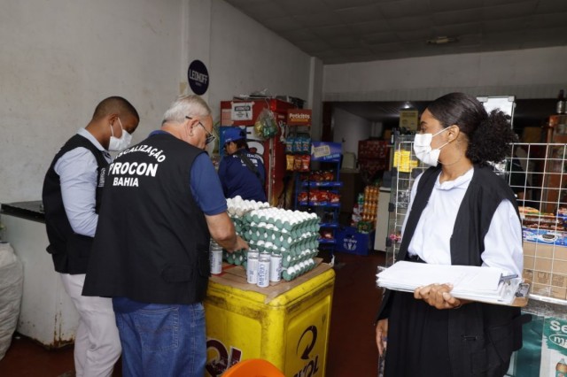 Com foco nas festas populares, operação combate comércio de bebidas irregulares em Salvador
