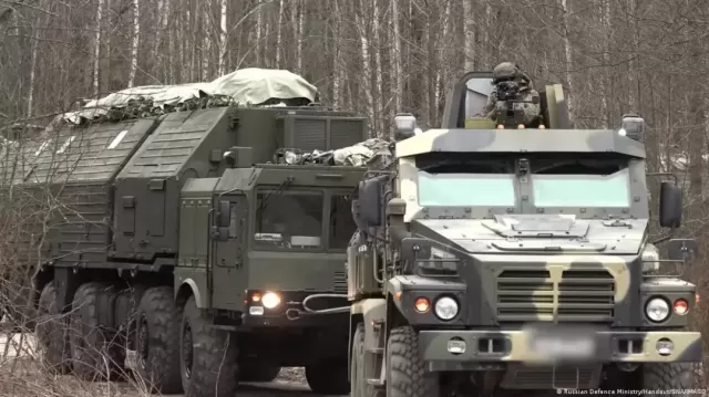 Rússia usa míssil hipersônico contra Ucrânia em ataque massivo