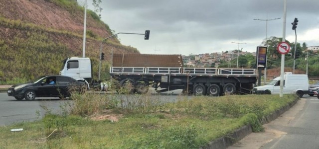 Acidente com caminhão provoca congestionamento de 5 km na Via Regional, em Salvador