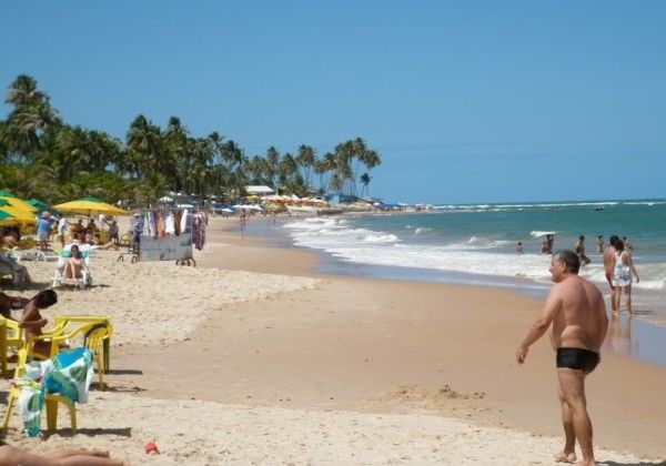 Camaçari proíbe churrasqueiras nas praias durante o verão para garantir segurança de banhistas