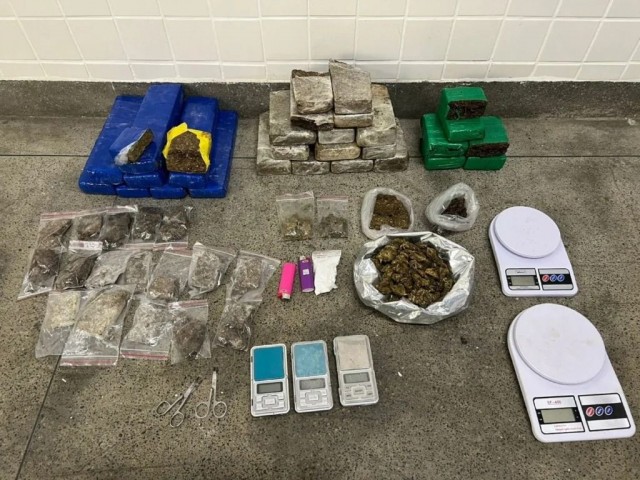 Mulher é presa por tráfico de drogas em Feira de Santana