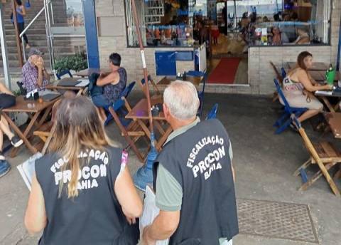 Operação Verão 2026: Procon-BA fiscaliza estabelecimentos comerciais em pontos turísticos