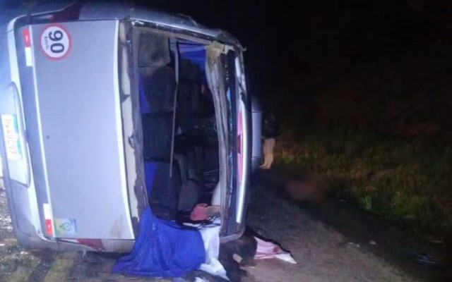 Duas pessoas morrem e 20 ficam feridas em acidente com micro-ônibus