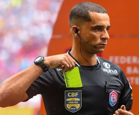 Árbitro feirense Wagner Francisco apita o clássico Ba-Vi no Barradão