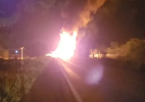 Caminhão com 20 mil litros de combustível pega fogo e interdita a BR-324