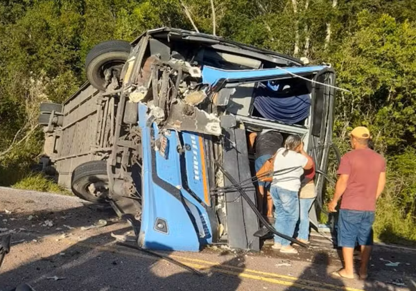 Batida entre ônibus e caminhão mata duas pessoas e deixa mais de 20 feridos na Bahia