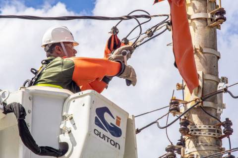 Em 20 dias, Neoenergia Coelba remove 50 toneladas de cabos irregulares em postes na Bahia