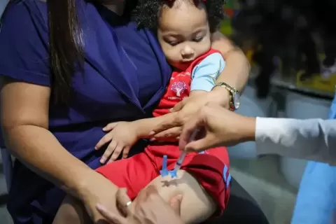 Após cinco anos de vacinação, covid recua, mas ainda preocupa