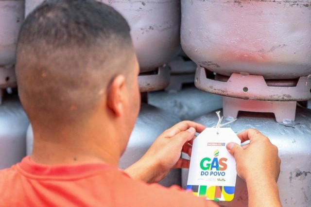 Gás do Povo: beneficiários recebem vale para recarregar botijão a partir desta segunda (26)