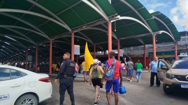 Manifestantes bloqueiam terminal central contra aumento da tarifa de ônibus em Feira de Santana