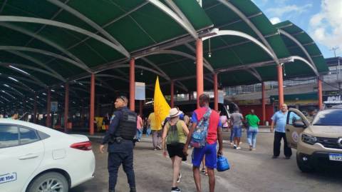 Manifestantes bloqueiam terminal central contra aumento da tarifa de ônibus em Feira de Santana
