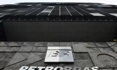 Petrobras reduz preço da gasolina em 5,2% a partir desta terça (27)
