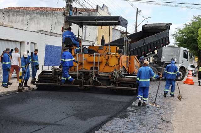 Ruas do Conjunto Feira V, em Feira de Santana, recebem pavimentação asfáltica