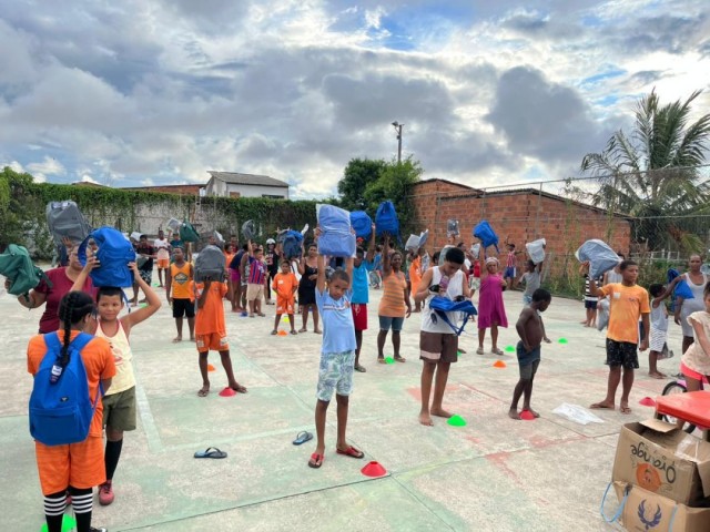 Projeto Seninha entrega kits escolares e reforça união entre esporte e educação em Feira de Santana