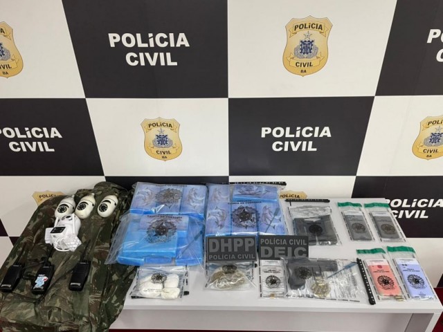 Armas e drogas são apreendidos em 'bunker do tráfico' em Feira de Santana