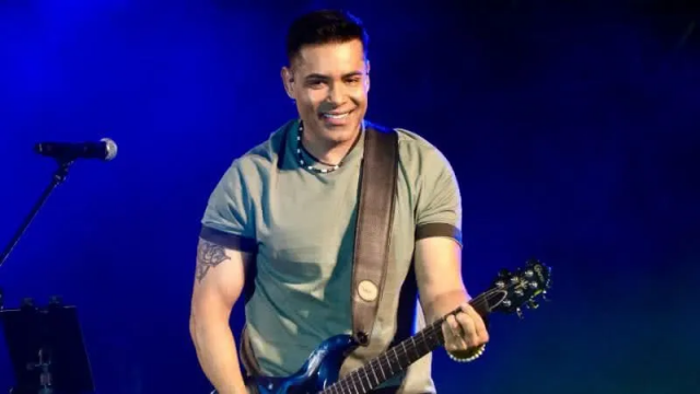 Vocalista da banda Chicabana fica ferido após carro capotar na Bahia