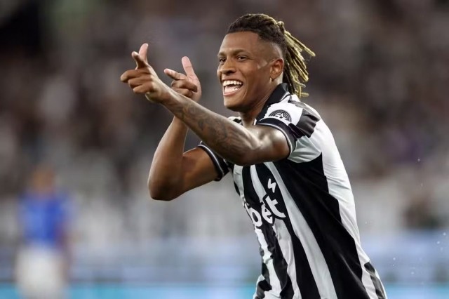 Botafogo atropela o Cruzeiro, transforma pressão em futebol e larga forte na Série A