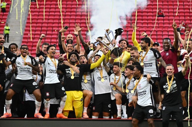 Corinthians vence o Flamengo em Brasília e conquista a Supercopa do Brasil
