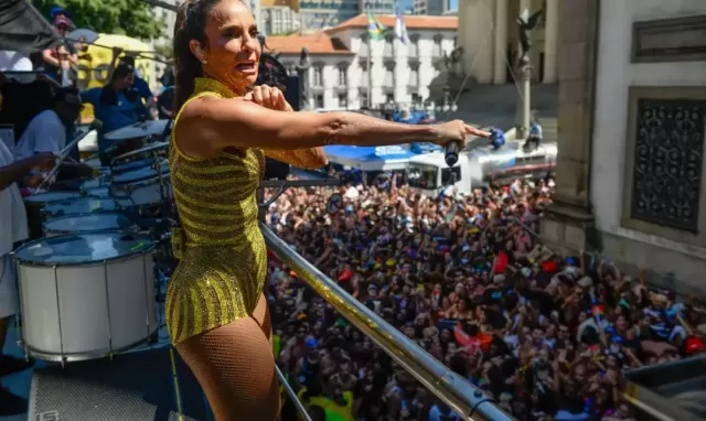 Pré-Carnaval: Ivete Sangalo arrasta 500 mil foliões na sua estreia em megabloco no Rio