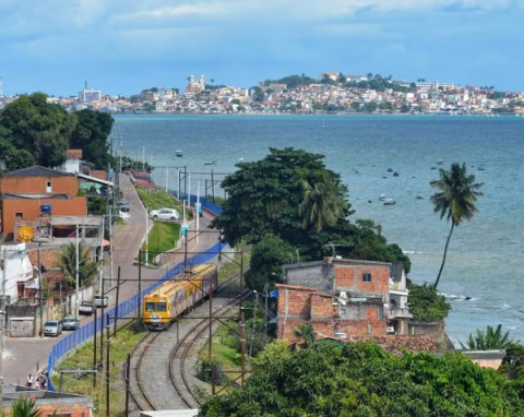 Barco naufraga em Salvador com 7 pessoas a bordo