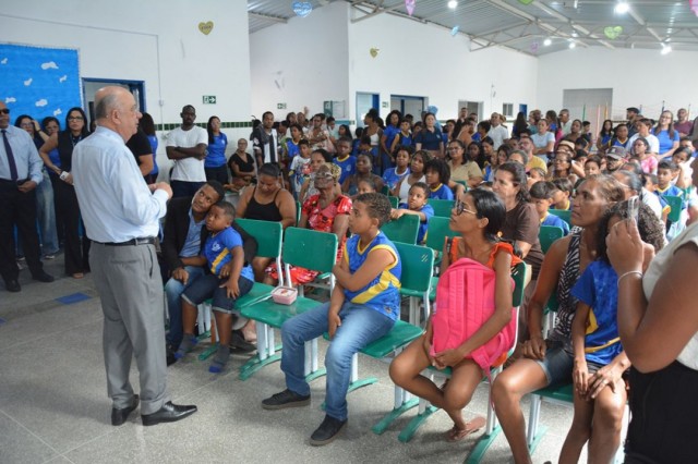Prefeito José Ronaldo acompanha abertura das atividades na rede municipal de ensino