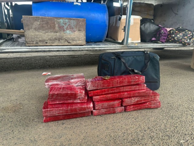 PRF apreende 23kg de drogas durante fiscalização a ônibus na BR-116 sul, em Feira de Santana
