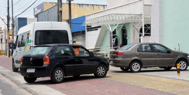 PL visa coibir uso de áreas públicas por comércios para estacionamento privado em Feira de Santana