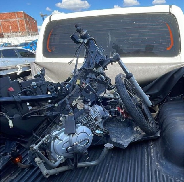 Polícia apreende motocicletas adulteradas e munições dentro de oficina em Feira; 2 foram presos
