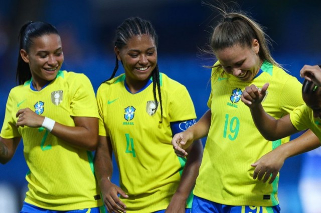 Ana Bia marca nos acréscimos e garante vitória do Brasil na estreia