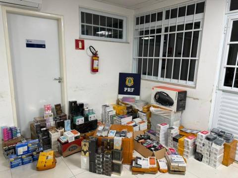 PRF apreende quase 300 smartphones, eletrônicos e perfumes importados em ônibus na BR-116