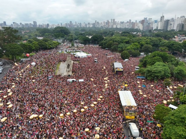 São Paulo abre maior Carnaval de rua do país com 1,2 milhão de pessoas ao som de Ivete