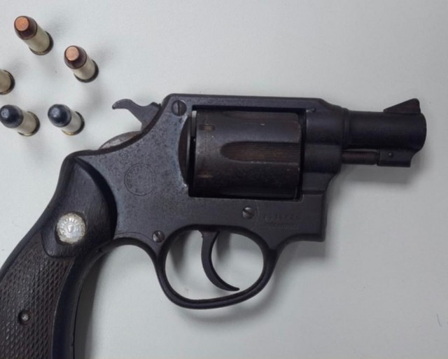 Homem é preso por porte ilegal de arma no bairro Limoeiro, em Feira de Santana