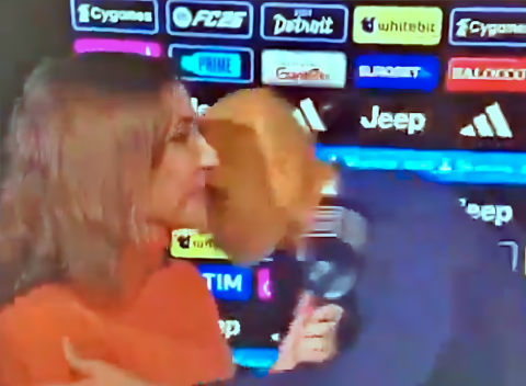 Spalletti ultrapassa limite e encosta na repórter ao reclamar