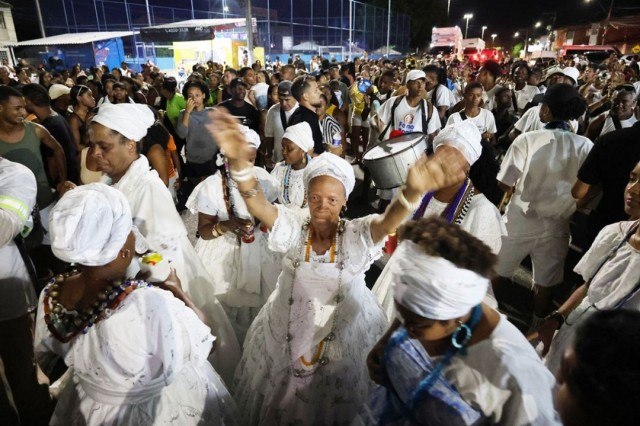 Multidão participa da Levada da Lenha, em Humildes