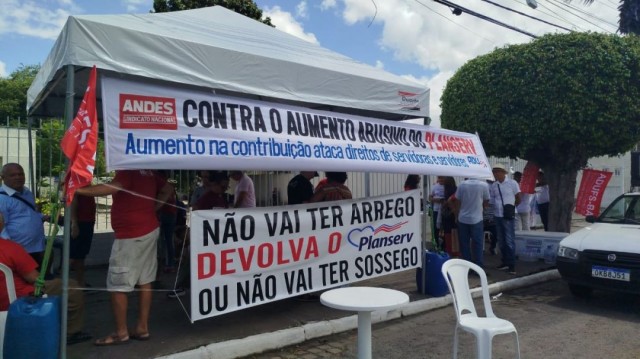 Servidores protestam em Feira de Santana contra reajuste na contribuição do Planserv