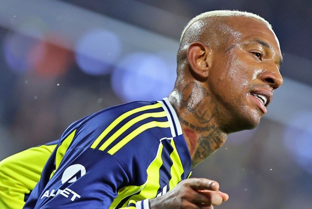 Talisca renova e encerra novela brasileira por enquanto