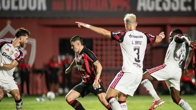 Flamengo vence o Vitória no Barradão com pênalti defendido por Rossi