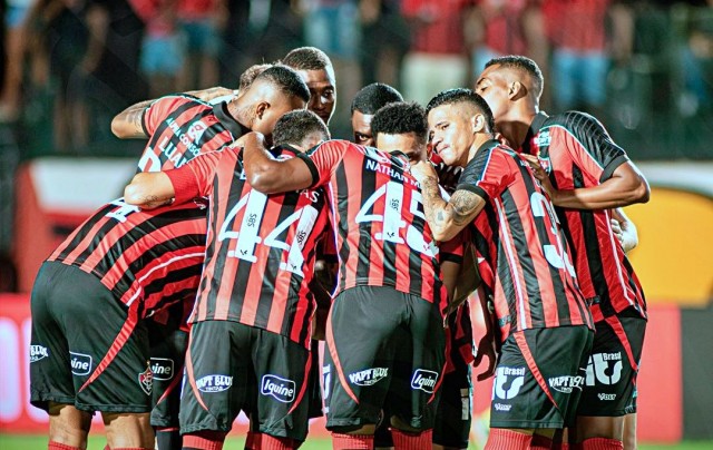 Vitória joga melhor, perde de novo, e expõe dilema defensivo