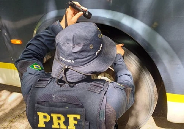 PRF apreende mais de 22 quilos de maconha dentro de mala na BR-324
