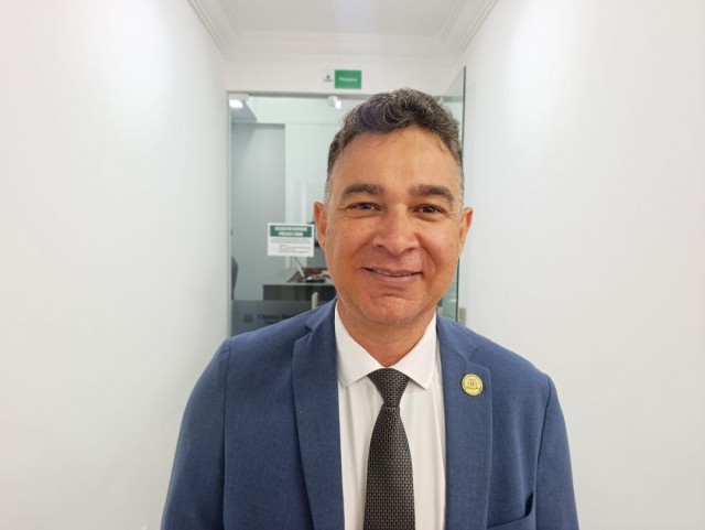 Vereador propõe programa de apoio a familiares de crianças neurodivergentes em Feira